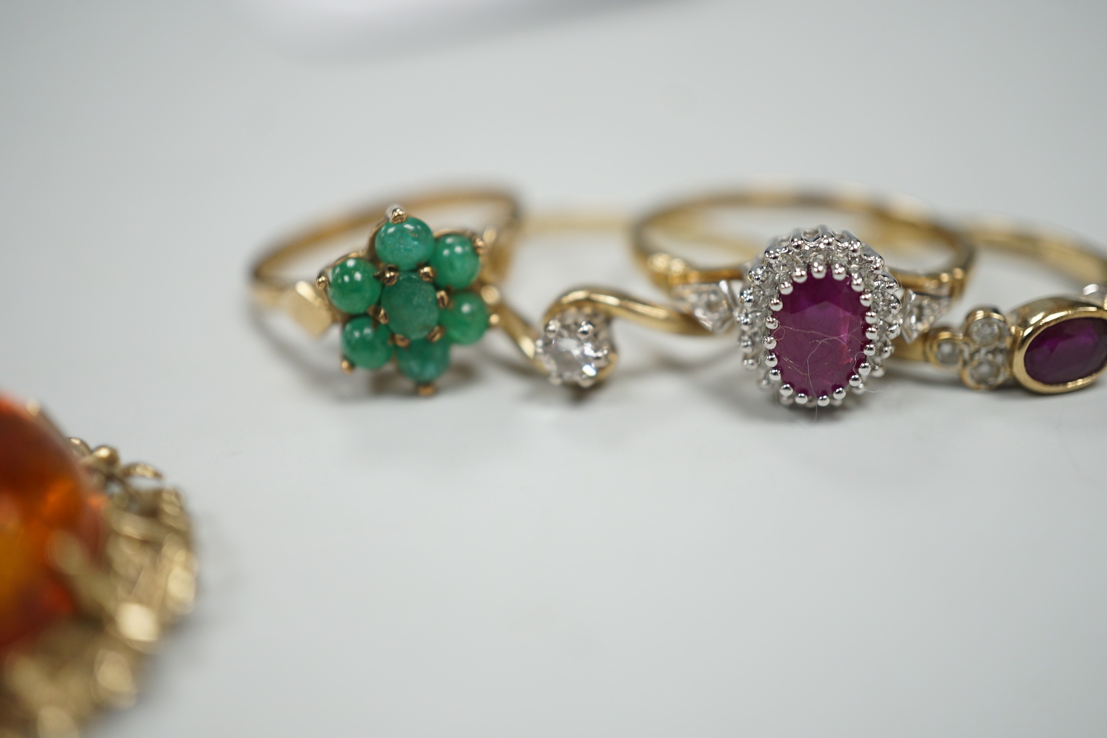 Seven assorted modern 9ct gold and gem set rings, including two solitaire diamond rings, together with a 9ct gold and amber set pendant, gross weight 19.3 grams.